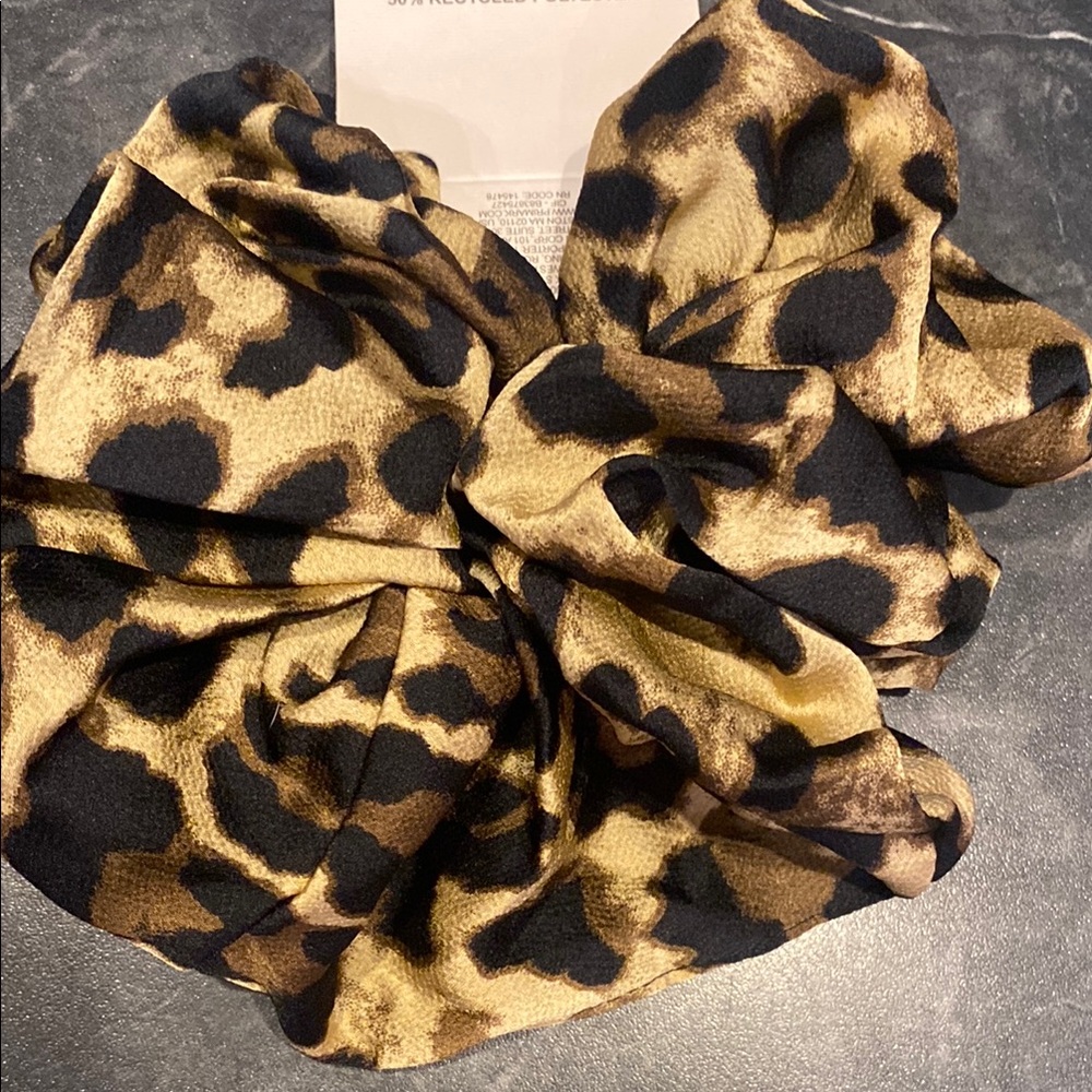 Large Leopard ๐ Print Scrunchie - Picture 2 of 2